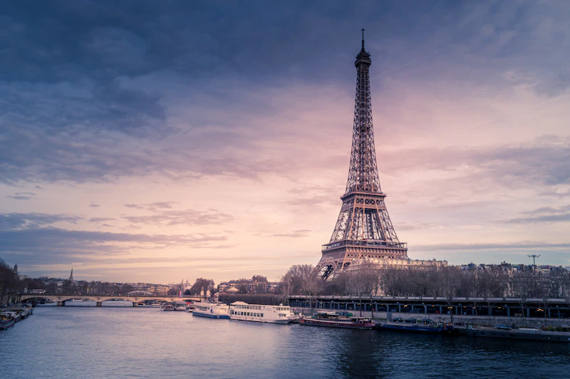 Torre Eiffel al atardecer junto al río Sena