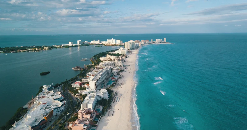 Vista aérea de la zona hotelera de Cancún y el mar Caribe
