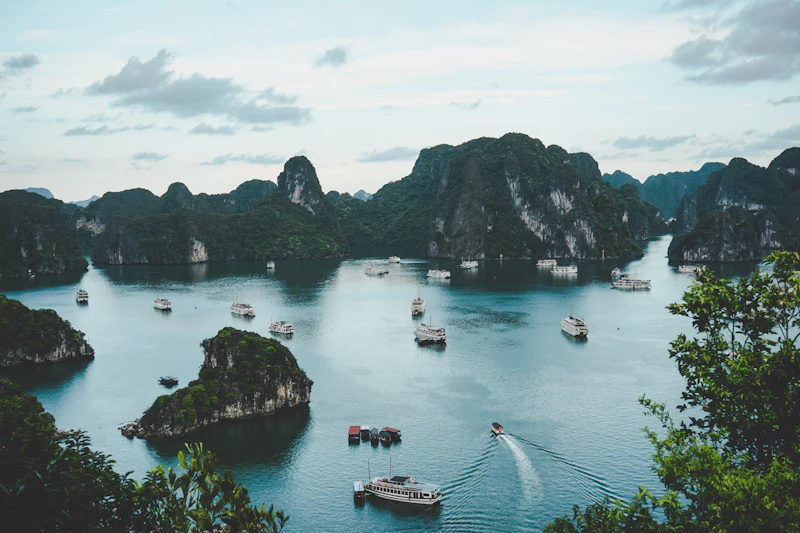 Barcos entre las islas de piedra caliza de la bahía de Ha Long